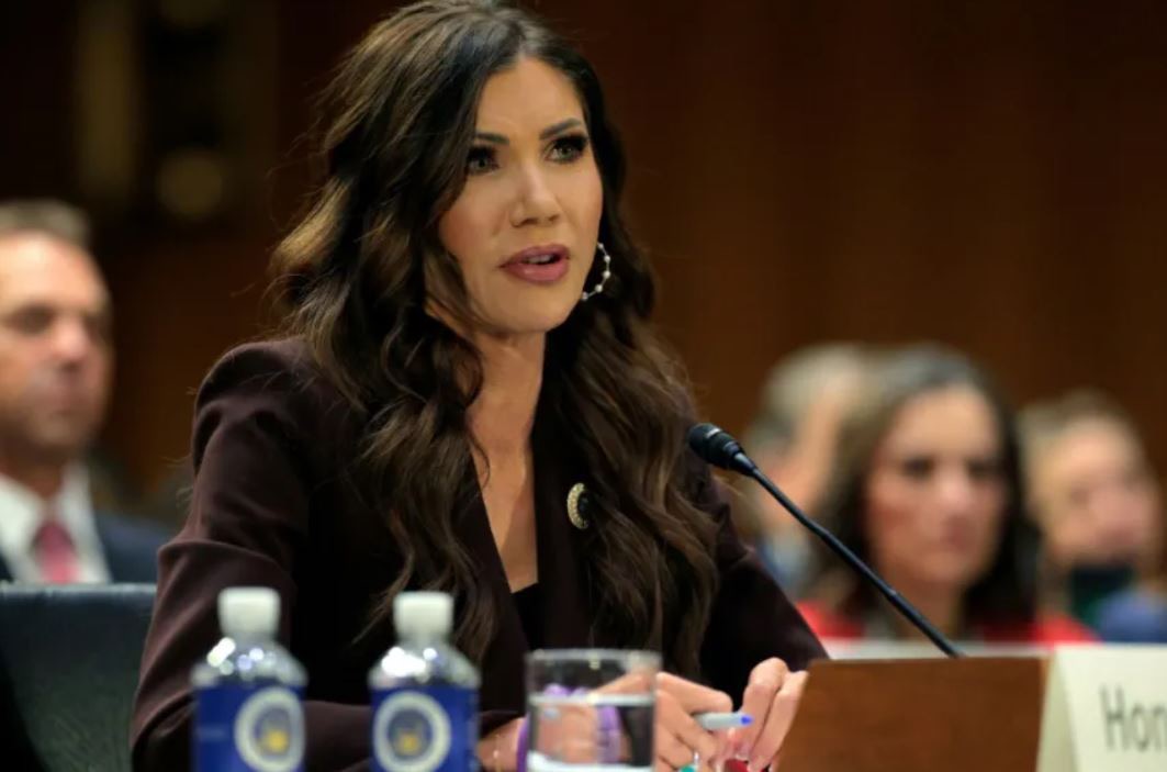 ترامب يقيل وزيرة الأمن الداخلي كريستي نويم