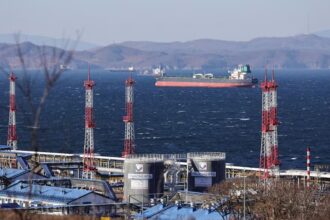 واشنطن تمنح إعفاءً مؤقتًا لتصدير النفط الروسي إلى الهند