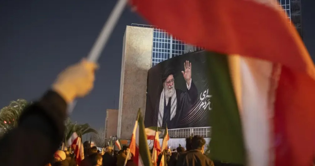 إيران تؤكد: لا استسلام للضغوط وتواصل ودّي مع الجوار