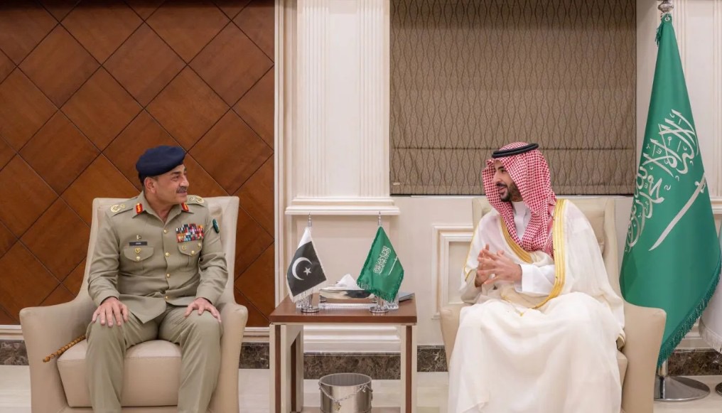 وزير الدفاع السعودي يبحث مع قائد الجيش الباكستاني الاعتداءات الإيرانية على المملكة