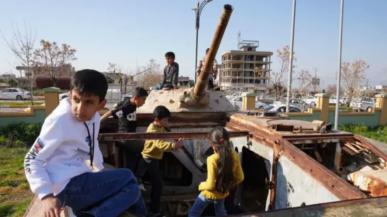 الحرب والطفل: آثار نفسية عميقة وحماية ممكنة