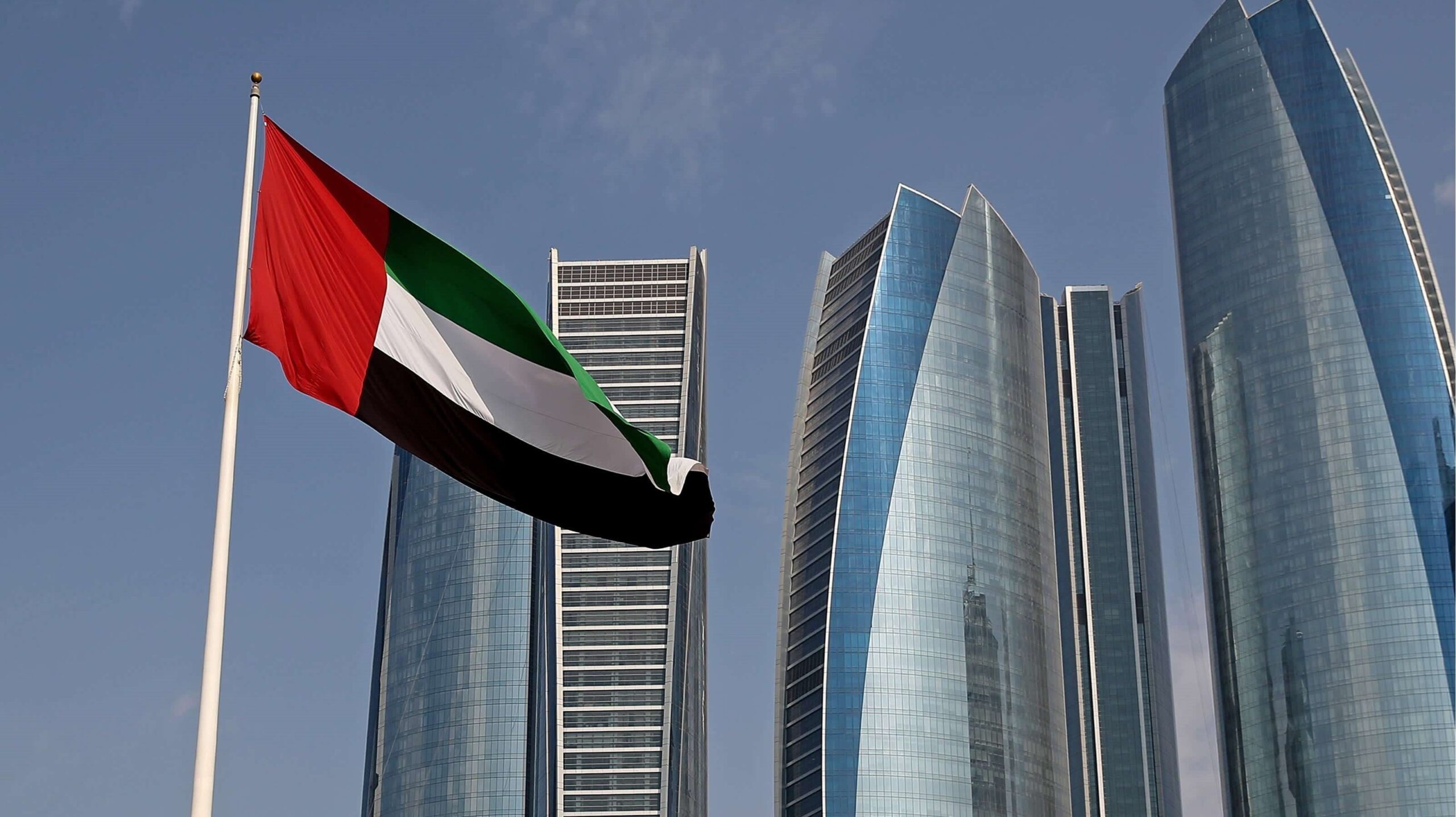 الإمارات تتصدى لهجوم إيراني واسع بالصواريخ والطائرات المسيّرة