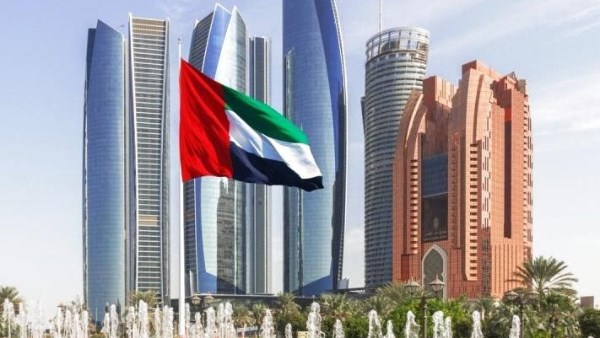 الدفاعات الإماراتية تتصدى لصواريخ وطائرات مسيرة من إيران