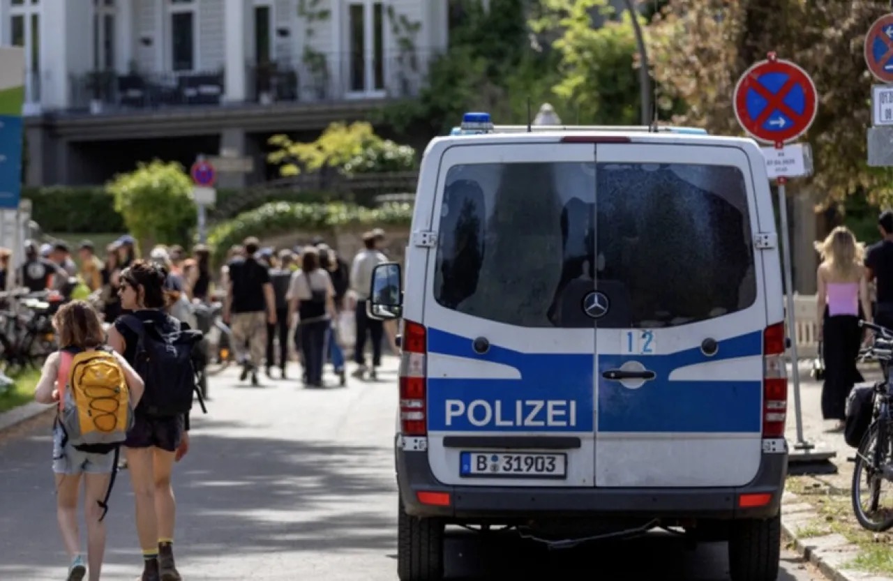 صورة حول : احتيال بـ300 ألف يورو في هيلدن: مسنة تقع فريسة لمحتالين متنكرين في زي الشرطة احتيال بـ300 ألف يورو في هيلدن: مسنة تقع فريسة لمحتالين متنكرين في زي الشرطة