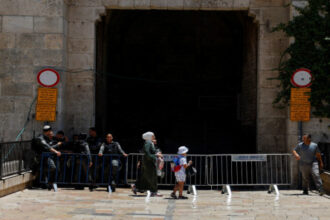 الاحتلال يغلق باب العامود بالقدس وينصب حواجز عسكرية بعد توزيع وجبات إفطار
