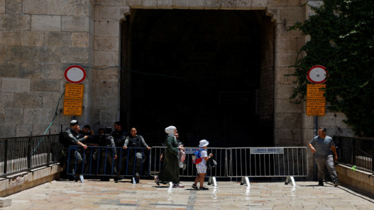 الاحتلال يغلق باب العامود بالقدس وينصب حواجز عسكرية بعد توزيع وجبات إفطار