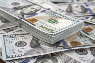 الدولار يتراجع وسط مؤشرات على حرب محدودة في الشرق الأوسط