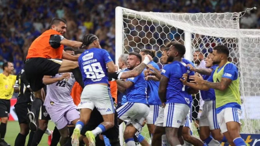 23 بطاقة حمراء تشعل نهائي “مينيرو”.. ليلة سوداء في تاريخ الكرة البرازيلية