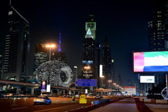 الدفاعات الجوية الإماراتية تعترض 10 صواريخ باليستية و26 مسيّرة قادمة من إيران