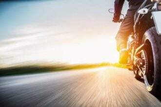 حملات مرورية مشددة في إربد وضبط سائق دراجة نارية يقود بتهور