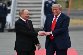 ترامب: بوتين قد يساعد إيران “قليلا” وندرس تخفيف قيود النقل البحري لقانون جونز