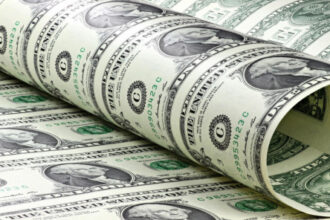 ارتفاع الدولار لأعلى مستوى منذ 3 أشهر مع تزايد المخاطر الجيوسياسية