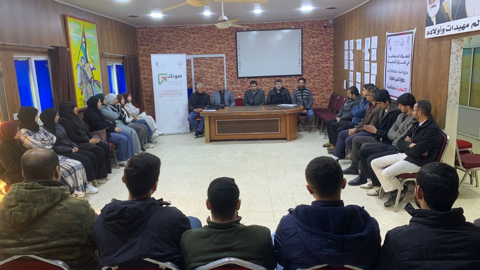 مركز شباب الوسطية ينفذ جلسة تعريفية ببرنامج “صوتك” لتأهيل القادة الشباب