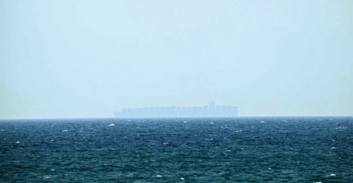 تصعيد خطير في الخليج: هجمات تستهدف سفنًا قرب مضيق هرمز ومنشأة وقود في البحرين