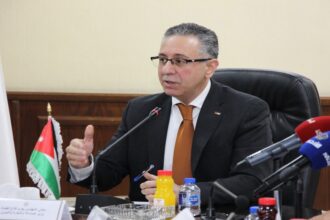 وزير الصناعة يبحث استدامة المخزون في مواجهة التحديات الإقليمية