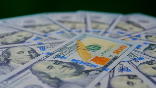 الدولار يقفز إلى أعلى مستوياته مع صعود أسعار النفط وقلق المستثمرين