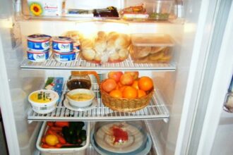 طبيب قلب يحذر: 3 أطعمة “صحية” في ثلاجتك قد ترفع السكر والدهون دون أن تشعر