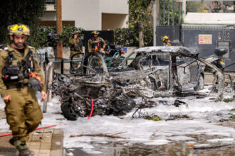 إعلام إسرائيلي: صاروخ إيراني يلحق أضرارا بمبنى تابع للقنصلية الأميركية في تل أبيب