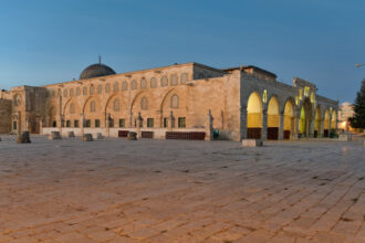 إغلاق الأقصى لليوم الـ16 على التوالي والقدس تحذر من مخططات تغيير الواقع الديني