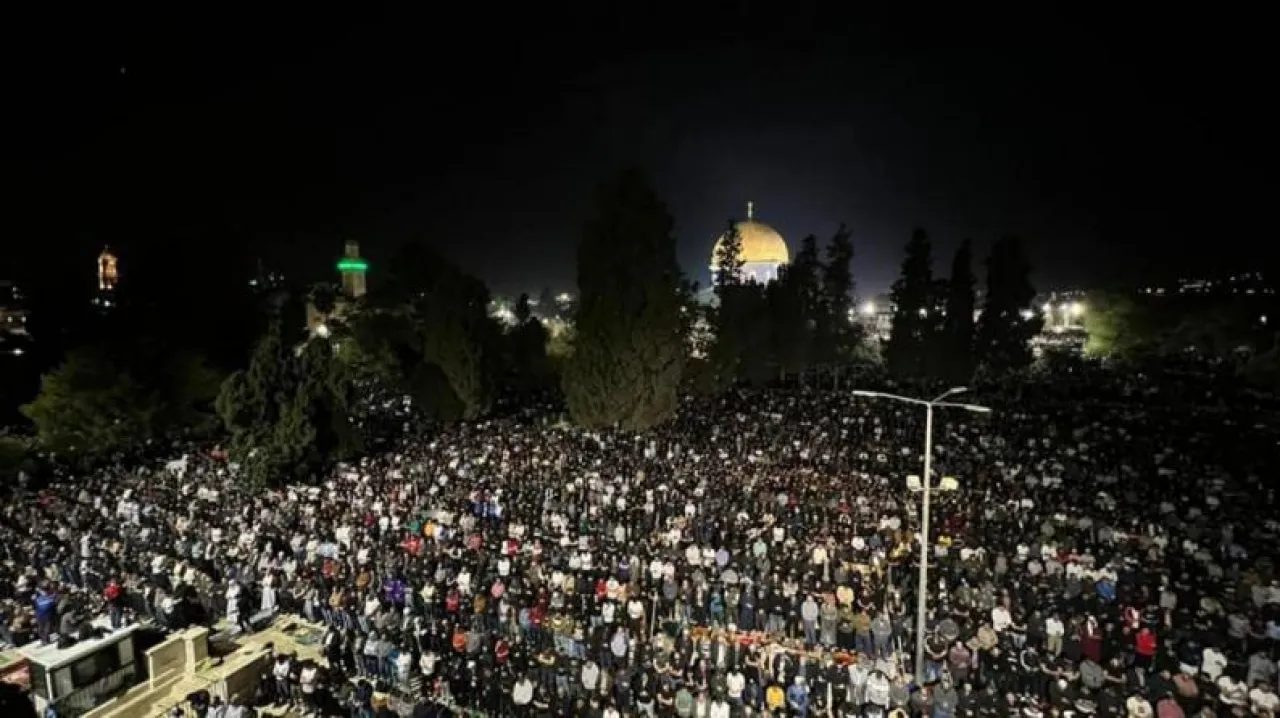 صورة حول : الاحتلال يمنع إحياء ليلة القدر في المسجد الأقصى الاحتلال يمنع إحياء ليلة القدر في المسجد الأقصى