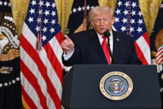 ترامب يعلن حقه المطلق في إعادة فرض الرسوم الجمركية بعد حكم المحكمة العليا