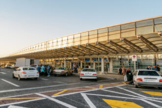 الجيش الإسرائيلي يعلن تدمير طائرة استخدمها علي خامنئي في مطار مهر آباد