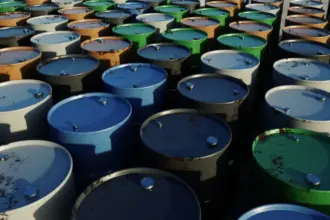 ارتفاع أسعار النفط بأكثر من 2% وسط مخاوف الإمدادات وإغلاق مضيق هرمز