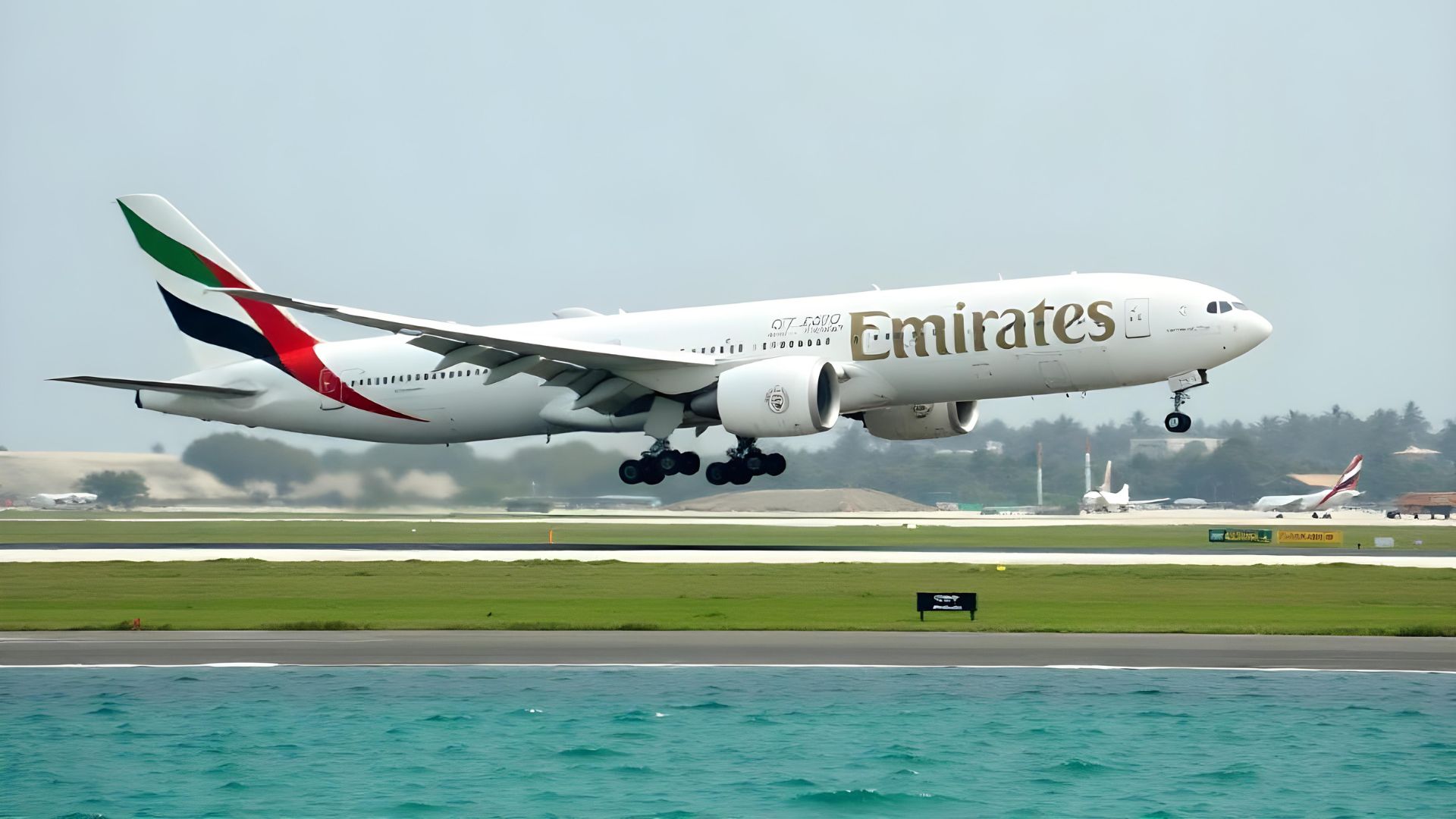 صورة حول : الإمارات تعلن عودة الملاحة الجوية إلى طبيعتها بعد رفع الإجراءات الاحترازية الإمارات تعلن عودة الملاحة الجوية إلى طبيعتها بعد رفع الإجراءات الاحترازية