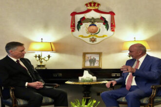 الفايز والسفير البريطاني يبحثان التطورات الإقليمية