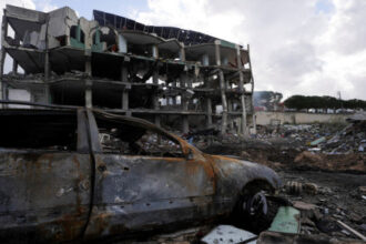 الجيش الإسرائيلي يعلن استهداف معابر الليطاني ويحذر سكان جنوب لبنان