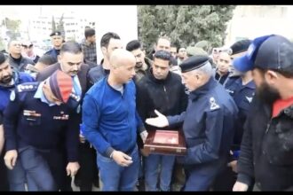 مدير الأمن العام يلقي كلمة خلال تسليم العلم لذوي الشهيد الملازم أول مراد المواجدة