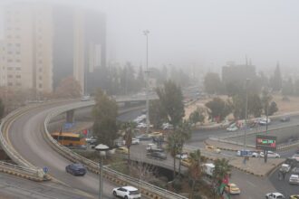 منخفض جوي يؤثر على المملكة وأمطار غزيرة وتحذيرات من السيول والرياح