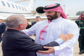 الملك يصل جدة ويلتقي ولي العهد السعودي