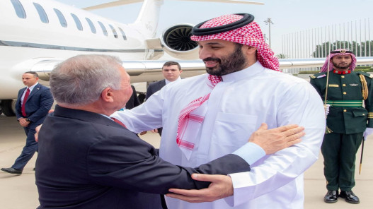 الملك يصل جدة ويلتقي ولي العهد السعودي