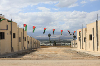 التنمية تسلم مساكن جديدة لـ20 أسرة بدير علا