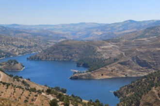 تحذير من فيضان سد الملك طلال بعد بلوغه 100% من سعته التخزينية