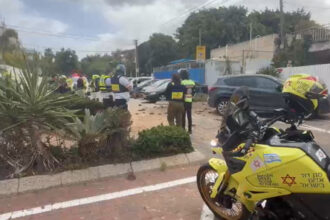 شظايا صاروخ عنقودي تلحق أضرارًا بمباني في تل أبيب وسط تصاعد المواجهات