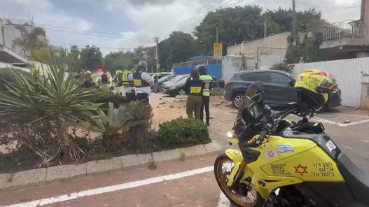 صورة حول : شظايا صاروخ عنقودي تلحق أضرارًا بمباني في تل أبيب وسط تصاعد المواجهات شظايا صاروخ عنقودي تلحق أضرارًا بمباني في تل أبيب وسط تصاعد المواجهات