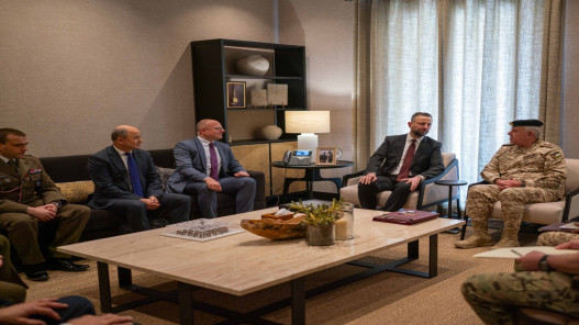 الحنيطي ووزير دفاع بولندا يبحثان التعاون العسكري