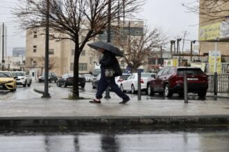 أجواء باردة وأمطار متفرقة الأحد وتحذيرات من السيول والضباب