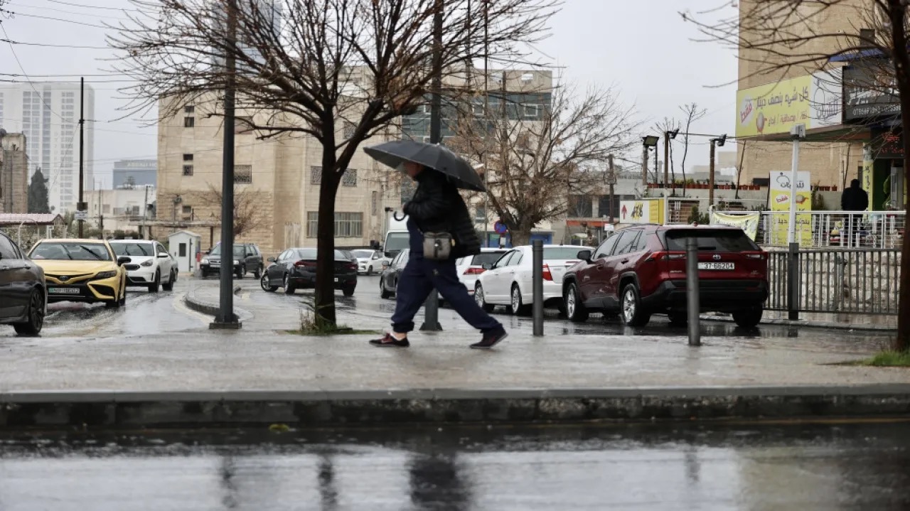 صورة حول : أجواء باردة وأمطار متفرقة الأحد وتحذيرات من السيول والضباب أجواء باردة وأمطار متفرقة الأحد وتحذيرات من السيول والضباب