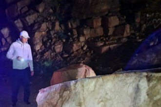 إزالة انهيار صخري على طريق البحر الميت – سويمة وإعادة فتحه أمام السير