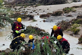 وفاتان وإخلاء العشرات في سلطنة عُمان جراء الأمطار الغزيرة