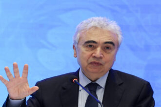 وكالة الطاقة الدولية تبحث سحب المزيد من مخزونات النفط بسبب حرب إيران