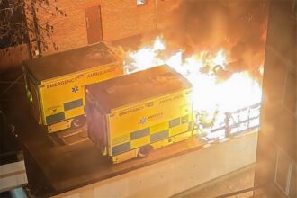 لندن : الاشتباه بثلاثة أشخاص أحرقوا ٤ سيارات تعود لمنظمة يهودية