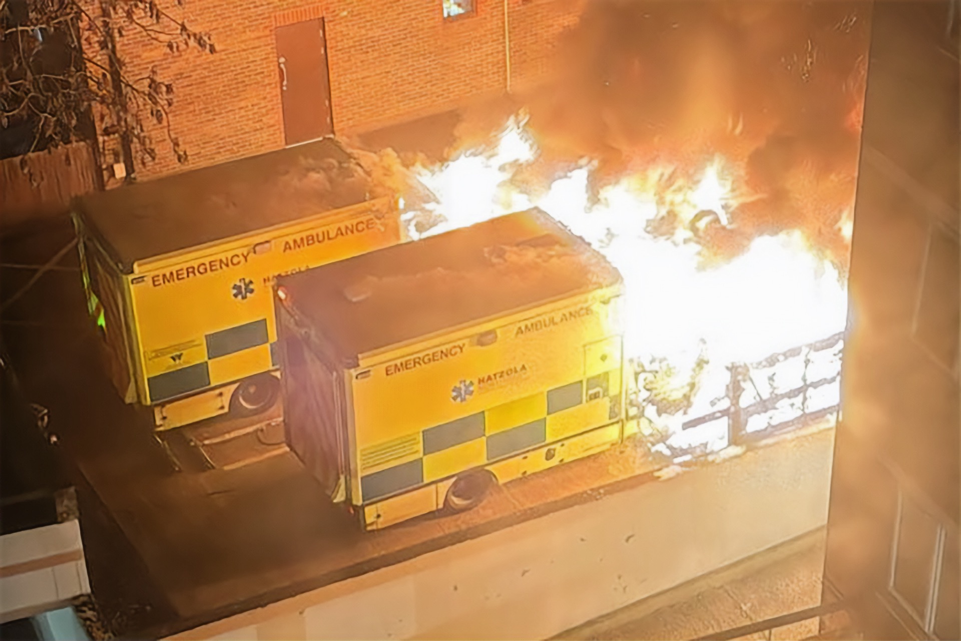 صورة حول : لندن : الاشتباه بثلاثة أشخاص أحرقوا ٤ سيارات تعود لمنظمة يهودية لندن : الاشتباه بثلاثة أشخاص أحرقوا ٤ سيارات تعود لمنظمة يهودية