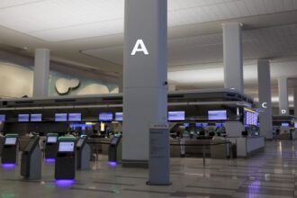 توقّف حركة الطيران في مطار لاغوارديا بنيويورك صباح الاثنين