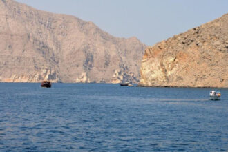 إيران تهدد بقطع طرق الملاحة في الخليج بزراعة الألغام البحرية