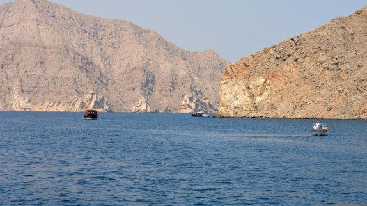 إيران تهدد بقطع طرق الملاحة في الخليج بزراعة الألغام البحرية