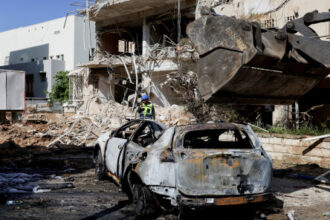 إصابات في تل أبيب إثر سقوط شظايا صاروخية إيرانية